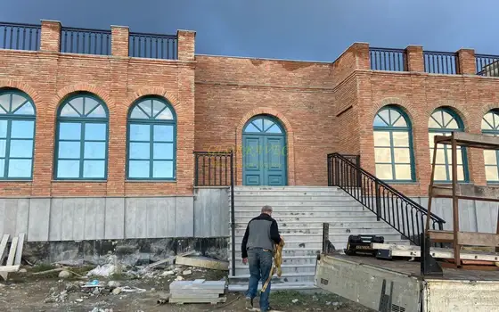 Ресторанная площадь для продажи со своим собственным виноградником. - სურათი 1